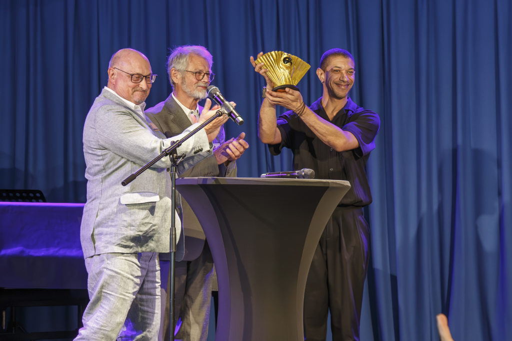 Stefan Kühn (Stellv. Vorstand KTG), Hans-Gerd Köhler (Vorsitzender KTG), Ledian Soto (Preisträger Goldener Fächer)