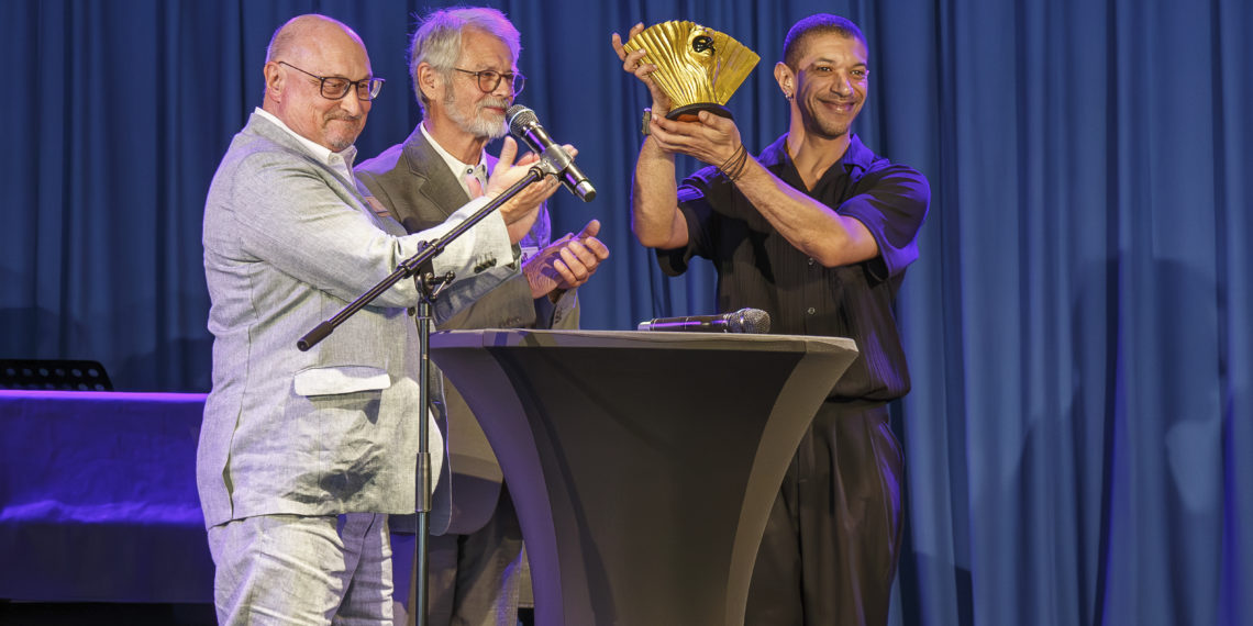 Stefan Kühn (Stellv. Vorstand KTG), Hans-Gerd Köhler (Vorsitzender KTG), Ledian Soto (Preisträger Goldener Fächer)