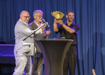 Stefan Kühn (Stellv. Vorstand KTG), Hans-Gerd Köhler (Vorsitzender KTG), Ledian Soto (Preisträger Goldener Fächer)