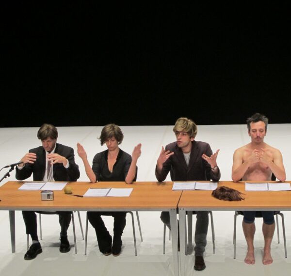 LE CABARET DISCRÉPANT