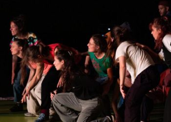 DES DANSES ET DES LUTTES