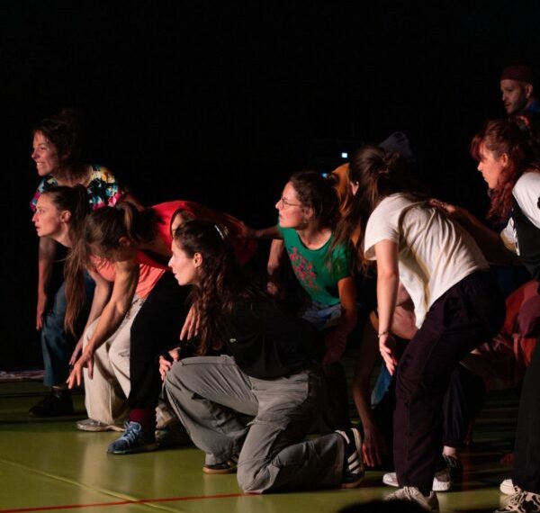 DES DANSES ET DES LUTTES