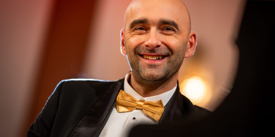 Wojciech Waleczek ist bereits in 45 Ländern aufgetreten. Eine seiner Tourneen führt ihn nun in die 3-Länder-Stadt.