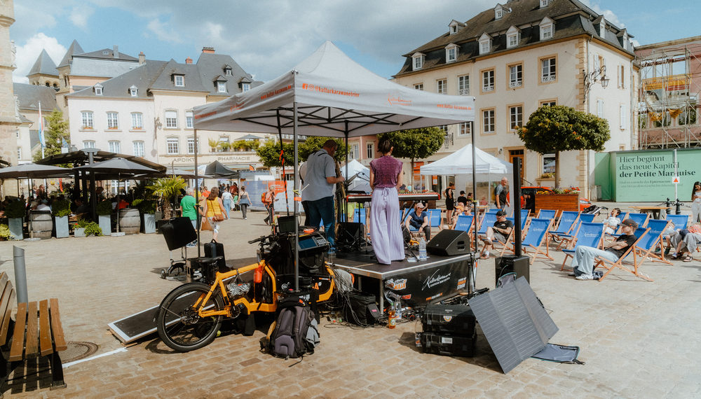 Kulturkarawane Trier präsentiert die „Bühne Maja“ – eine mobile, solarbetriebene Pop-Up-Bühne für nachhaltige Kulturveranstaltungen