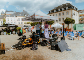 Kulturkarawane Trier präsentiert die „Bühne Maja“ – eine mobile, solarbetriebene Pop-Up-Bühne für nachhaltige Kulturveranstaltungen