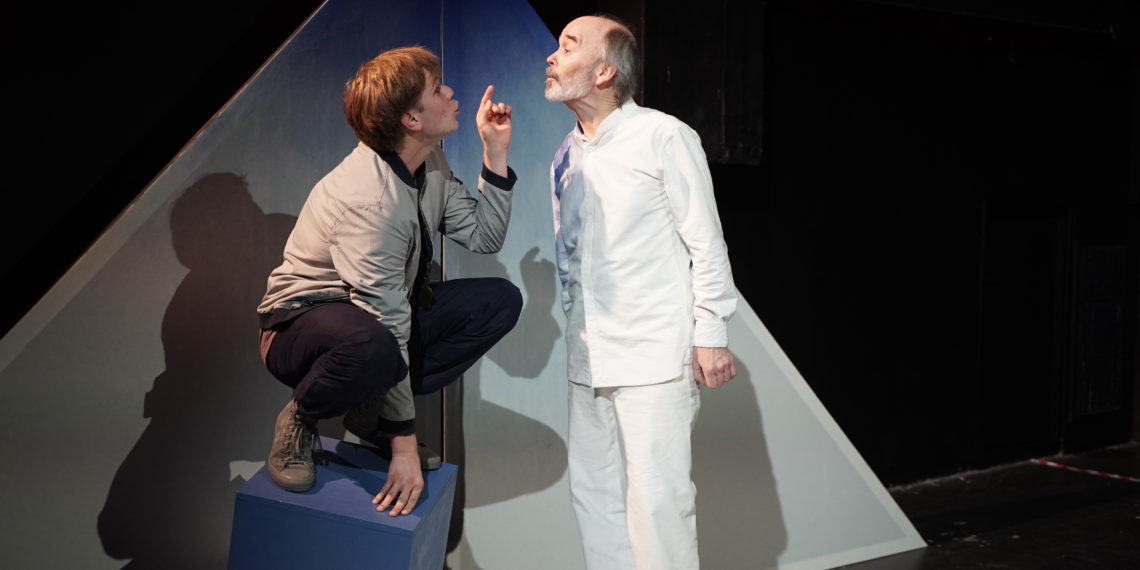 Kai zieht in den Krieg und kommt mit Opa zurück