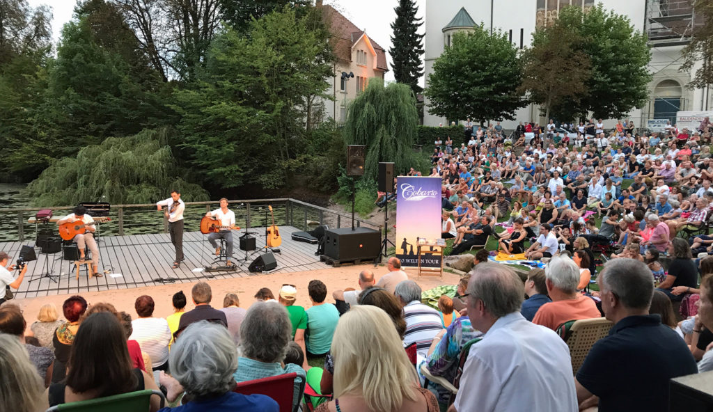 Kultursommer im Rosengarten: An jedem Samstagabend zwischen 1. August und 5. September gibt es Live-Musik mit Blick auf den Altrhein.