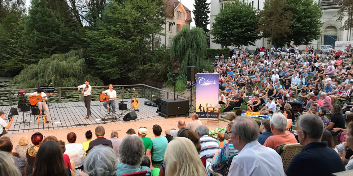 Kultursommer im Rosengarten: An jedem Samstagabend zwischen 1. August und 5. September gibt es Live-Musik mit Blick auf den Altrhein.