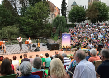 Kultursommer im Rosengarten: An jedem Samstagabend zwischen 1. August und 5. September gibt es Live-Musik mit Blick auf den Altrhein.
