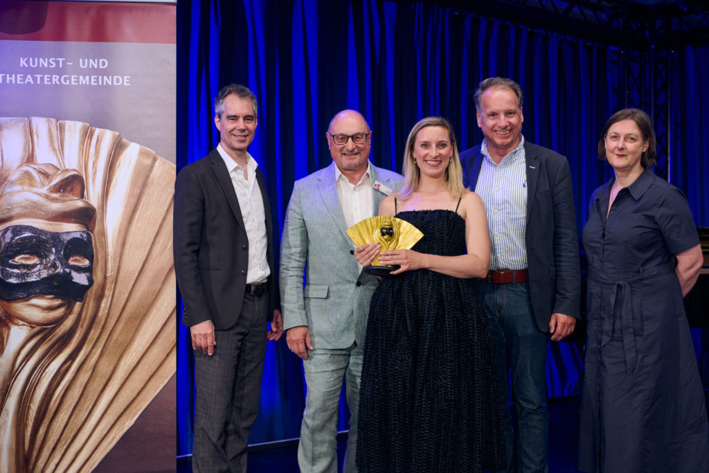 Verleihung des Goldenen Fächers der Kunst- und Theatergemeinde Karlsruhe e. V. 2026 - Christoph von Bernuth (Operndirektor), Stefan Kühn (Stellv. Vorsitzender der KTG), Martha Eason (Preisträgerin des Goldenen Fächers), Christian Firmbach (Intendant), Uta-Christine Deppermann (Künstlerische Betriebsdirektorin)
