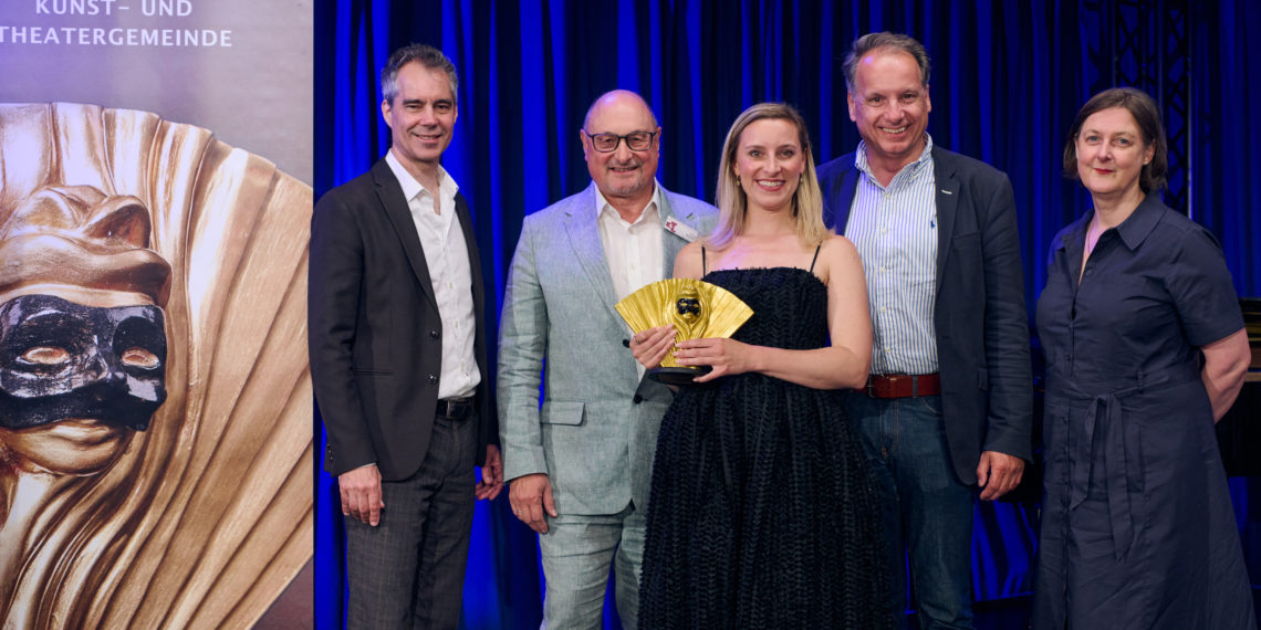 Verleihung des Goldenen Fächers der Kunst- und Theatergemeinde Karlsruhe e. V. 2026 - Christoph von Bernuth (Operndirektor), Stefan Kühn (Stellv. Vorsitzender der KTG), Martha Eason (Preisträgerin des Goldenen Fächers), Christian Firmbach (Intendant), Uta-Christine Deppermann (Künstlerische Betriebsdirektorin)