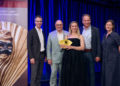 Verleihung des Goldenen Fächers der Kunst- und Theatergemeinde Karlsruhe e. V. 2026 - Christoph von Bernuth (Operndirektor), Stefan Kühn (Stellv. Vorsitzender der KTG), Martha Eason (Preisträgerin des Goldenen Fächers), Christian Firmbach (Intendant), Uta-Christine Deppermann (Künstlerische Betriebsdirektorin)