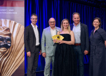 Verleihung des Goldenen Fächers der Kunst- und Theatergemeinde Karlsruhe e. V. 2026 - Christoph von Bernuth (Operndirektor), Stefan Kühn (Stellv. Vorsitzender der KTG), Martha Eason (Preisträgerin des Goldenen Fächers), Christian Firmbach (Intendant), Uta-Christine Deppermann (Künstlerische Betriebsdirektorin)