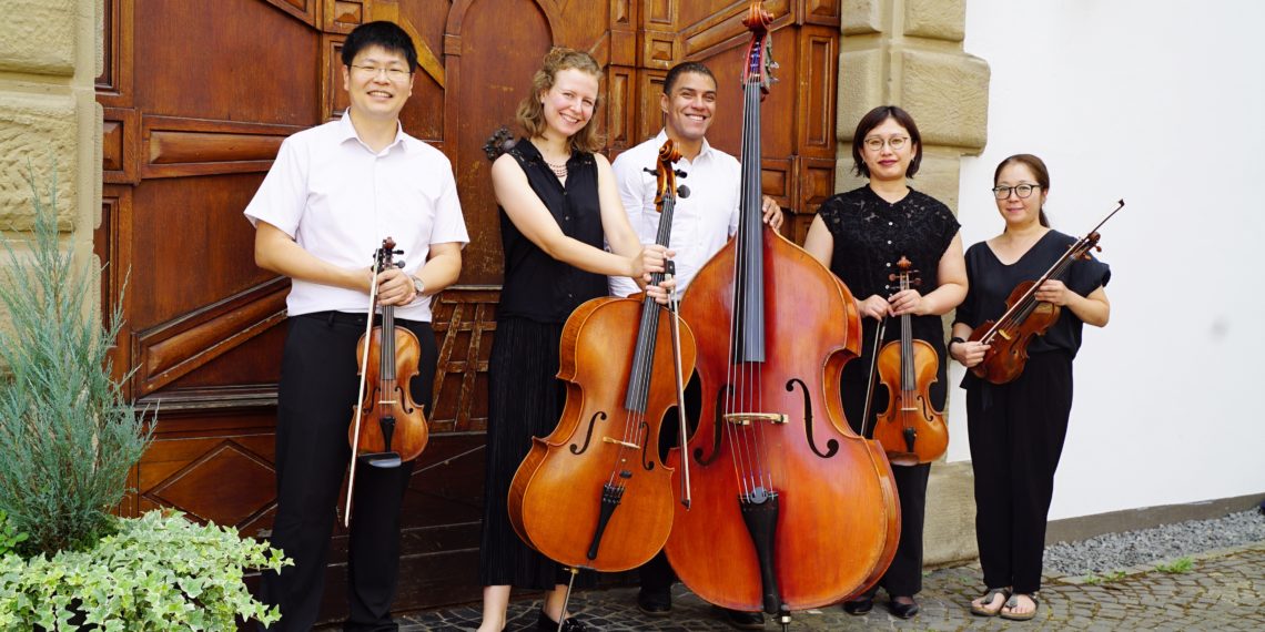 Die Musikerinnen und Musiker auf dem Foto von links: Seung Jin Lee, Nina Behrends, Jhonatas Carmo, Kayo Kida und Ayako Kayukawa.