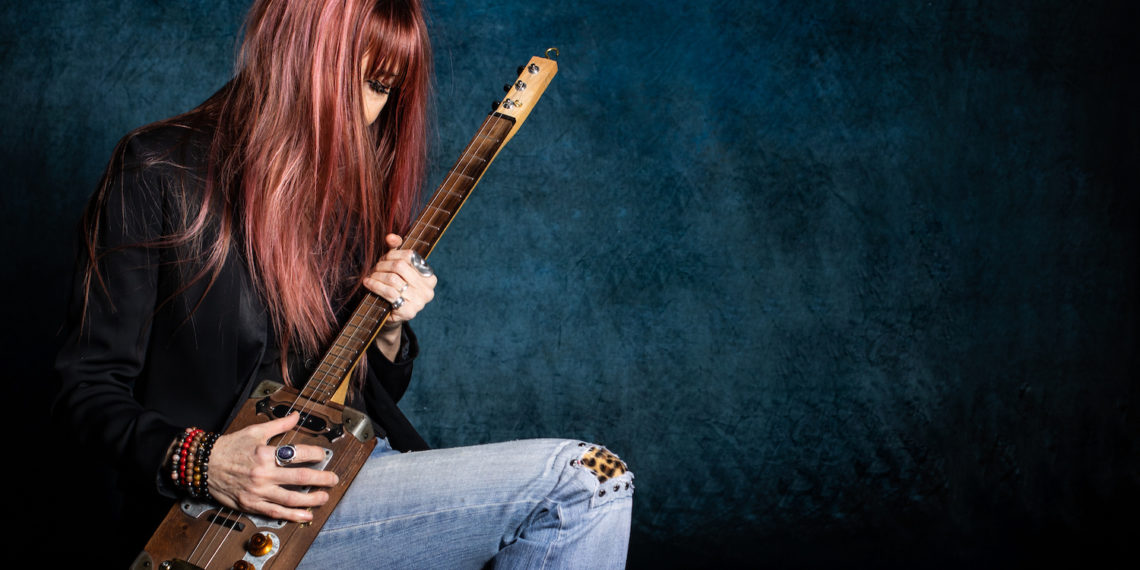 Die französische Blues-Rockerin Véronique Gayot tritt mit ihrer Band im Gewölbekeller des Alten Rathaus auf.