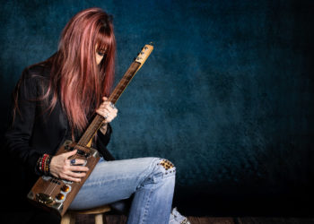 Die französische Blues-Rockerin Véronique Gayot tritt mit ihrer Band im Gewölbekeller des Alten Rathaus auf.