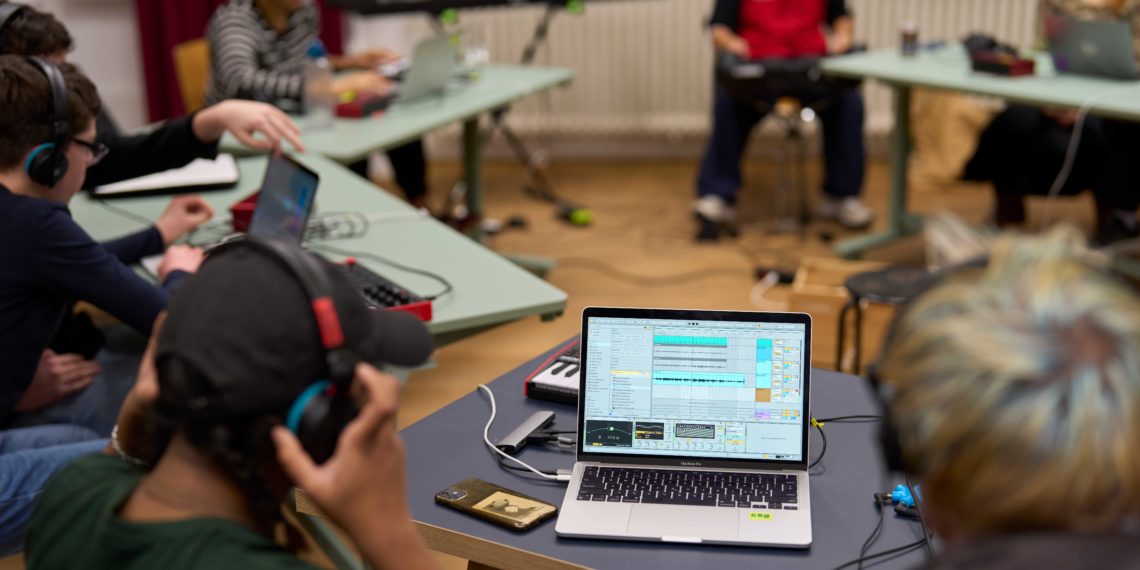 Musikproduktions-Workshop für junge Menschen und Tanzworkshop mit Eric Gauthier  im Burghof Lörrach