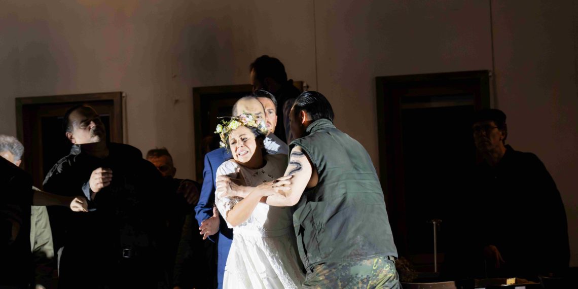 Foto Nummer 01 zeigt v.l.n.r. Bianca Tognocchi (Amenaide), Theo Lebow (Argirio) und Kihwan Sim (Orbazzano; mit dem Rücken zum Betrachter) sowie Ensemble