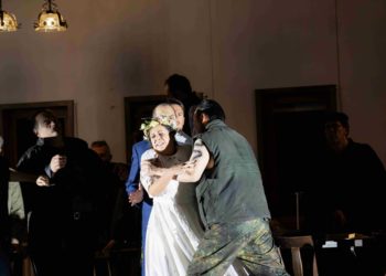 Foto Nummer 01 zeigt v.l.n.r. Bianca Tognocchi (Amenaide), Theo Lebow (Argirio) und Kihwan Sim (Orbazzano; mit dem Rücken zum Betrachter) sowie Ensemble