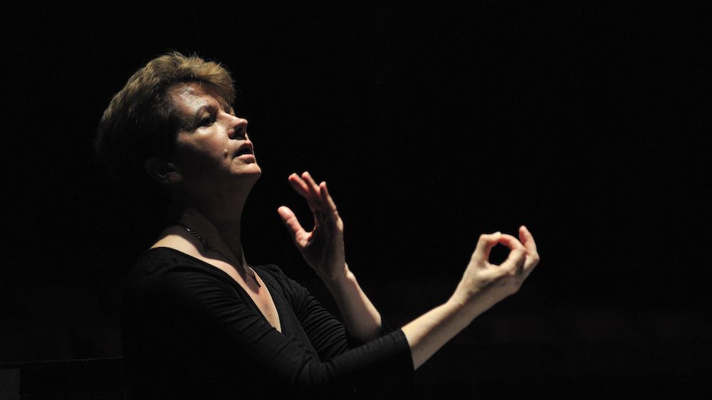 Eine Frau am Dirigentenpult